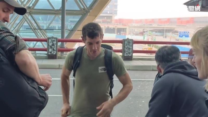 霍諾德離台　粉絲、旅客包圍搶合照