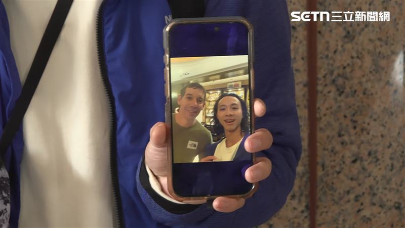 霍諾德離台　粉絲、旅客包圍搶合照