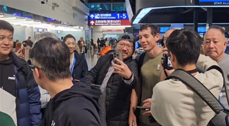 霍諾德徒手獨攀台北101，今（26日）一早抵達桃園機場準備離台。（圖／記者張昱傑攝影）