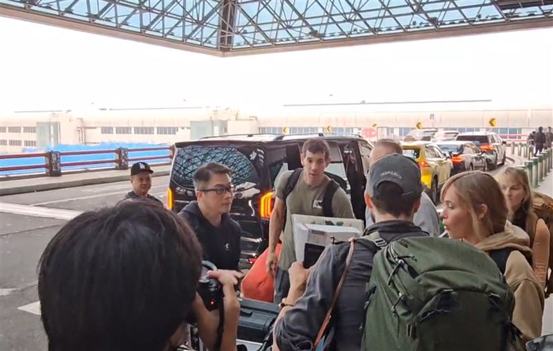 霍諾德和妻子以及團隊今（26日）離台，被問到是否會再來台灣，他笑著回應「希望如此」。（圖／記者張昱傑攝影）