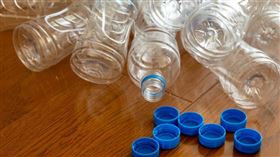 回收寶特瓶時，不需將瓶蓋、包裝紙丟棄。（示意圖／photoAC）