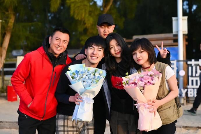 陳昊森（右三）與蘭西雅（右一）去年合作電影《小徑分岔的花園》假戲真做。 （圖／翻攝自微博）