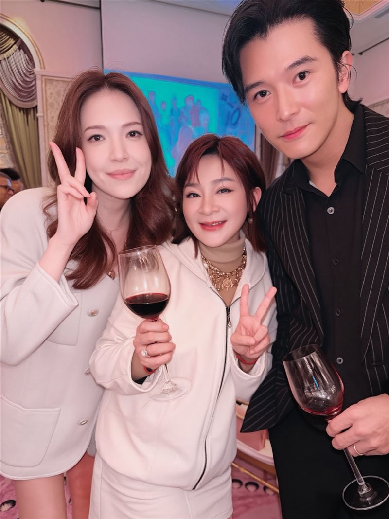 許瑋甯（左起）、王彩樺、邱澤赴Lulu陳漢典婚宴。（圖／翻攝自王彩樺臉書）