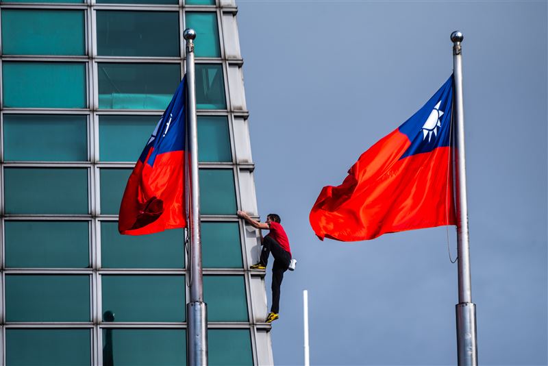 霍諾德登台北101成功！攝影施林建邦拍到霍諾德與中華民國國旗交會瞬間，淚流滿面。（圖／攝影師林建邦提供）