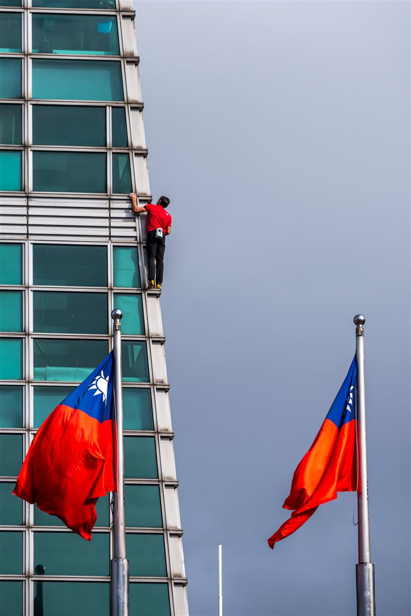 霍諾德登台北101成功！攝影施林建邦拍到霍諾德與中華民國國旗交會瞬間，淚流滿面。（圖／攝影師林建邦提供）