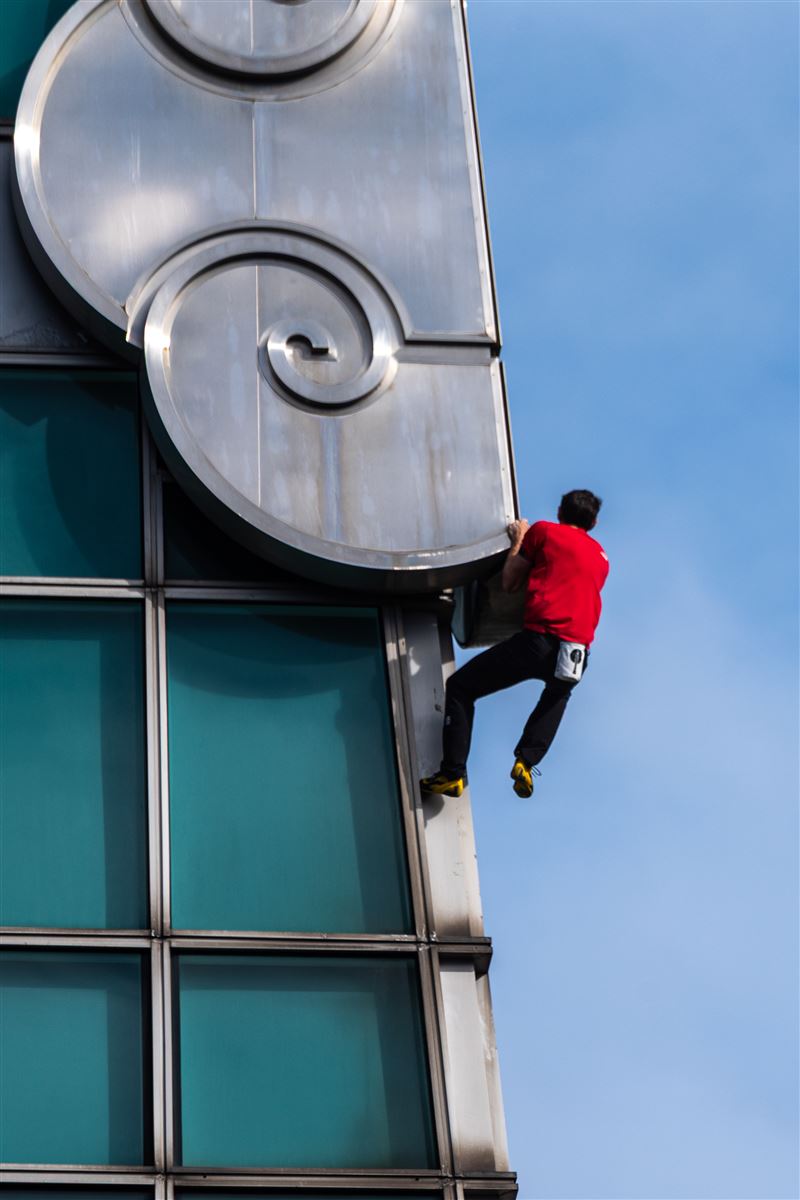 霍諾德登台北101成功！攝影施林建邦拍到霍諾德與中華民國國旗交會瞬間，淚流滿面。（圖／攝影師林建邦提供）