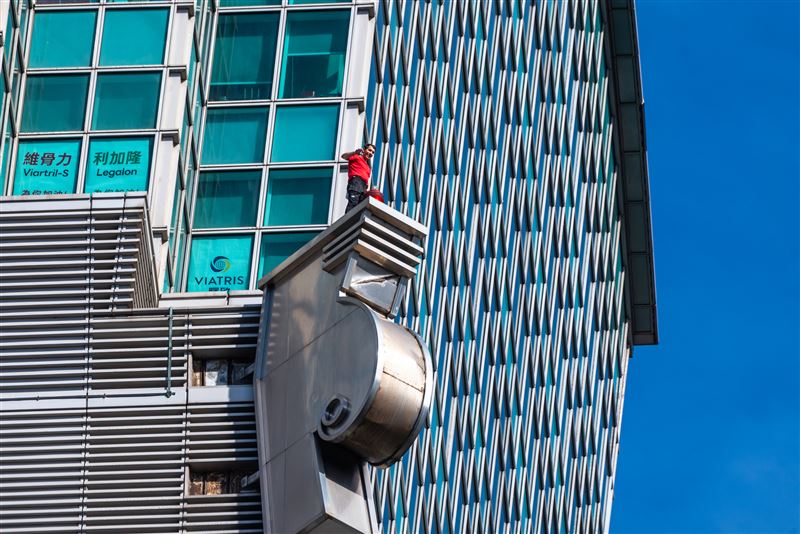 霍諾德登台北101成功！攝影施林建邦拍到霍諾德與中華民國國旗交會瞬間，淚流滿面。（圖／攝影師林建邦提供）