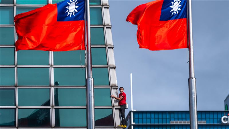 他拍到霍諾德與國旗同框　激動淚流滿面