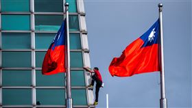 霍諾德登台北101成功！攝影施林建邦拍到霍諾德與中華民國國旗交會瞬間，淚流滿面。（圖／攝影施林建邦、翻攝自IG @alexhonnold）