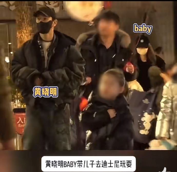 Angelababy一家三口現身迪士尼。（圖／翻攝自微博）