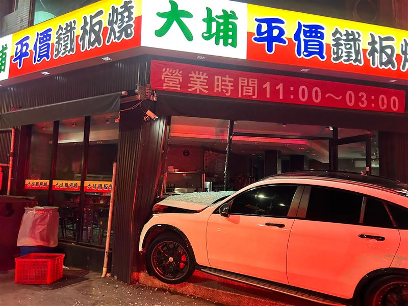 賴姓男子酒駕拒攔檢，最後自撞鐵板燒樑柱。（圖／翻攝畫面）