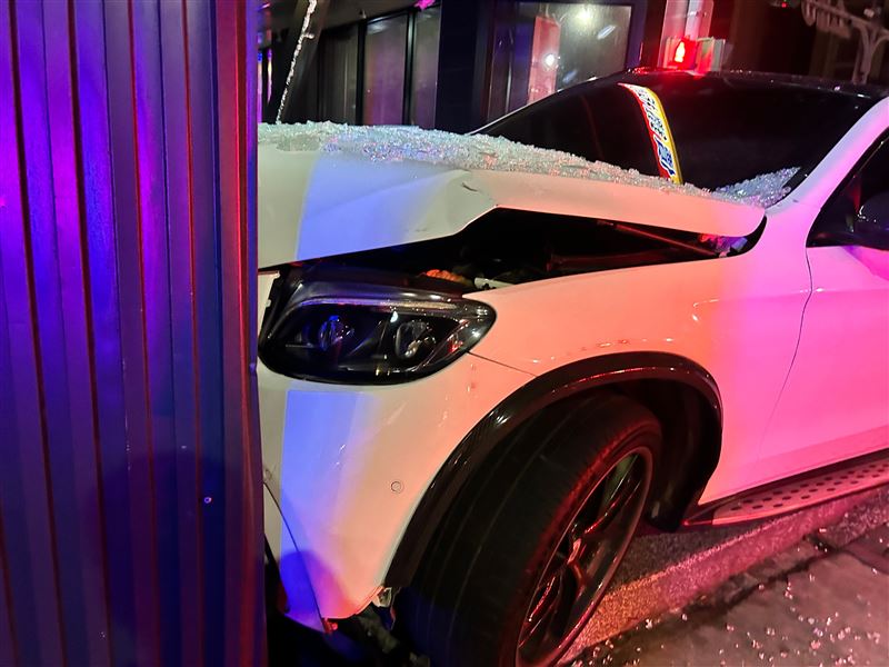 賓士轎車自撞餐廳門口。（圖／翻攝畫面）