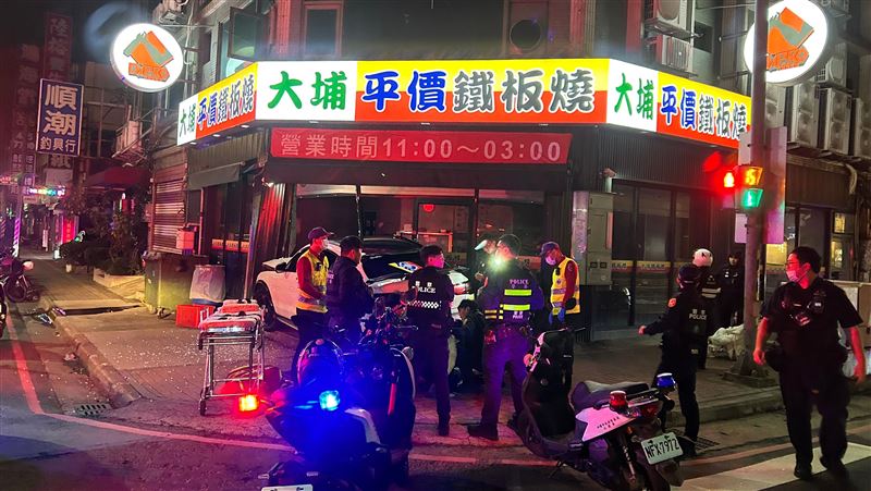 桃園賓士男酒駕拒檢撞餐廳　警槍上膛逮人