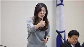 鄭麗文主持國民黨中常會（2）國民黨21日下午在中央黨部舉行中常會，黨主席鄭麗文（左）說明黨內縣市長選舉的提名進度。中央社記者王飛華攝　115年1月21日