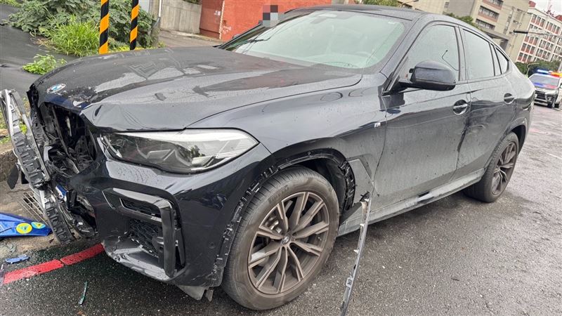 潘男的BMW X6車頭嚴重毀損。（圖／翻攝畫面）
