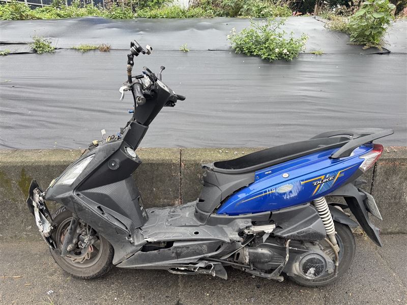 機車的車頭、外殼與坐墊強烈撞擊後也消失。（圖／翻攝畫面）