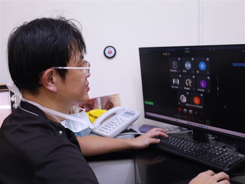 在一張普通診桌前，最初的讀書會逐步延伸為跨國學術網絡。（圖／張光正醫師提供）