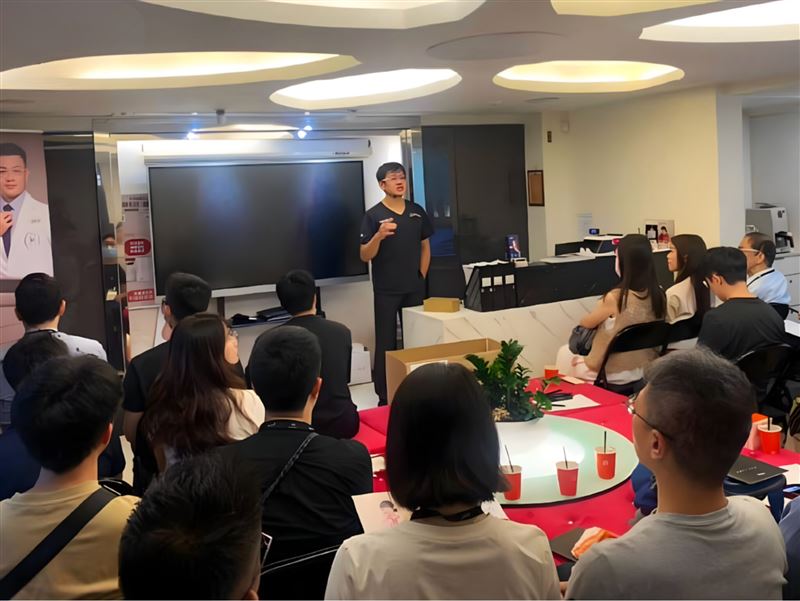 張光正醫師以多年帶領讀書會的經驗，向年輕醫師講解治療邏輯與證據結構。（圖／張光正醫師提供）