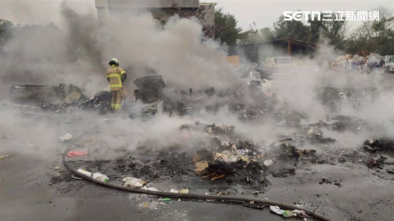 台南垃圾車詭異大火吞車，元凶竟是鋰電池。（圖／南市消防局提供）