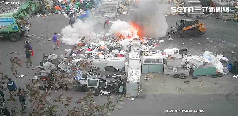 台南垃圾車詭異大火吞車，元凶竟是鋰電池。（圖／南市消防局提供）