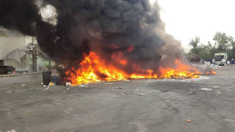 台南垃圾車詭異大火吞車，元凶竟是鋰電池。（圖／南市消防局提供）