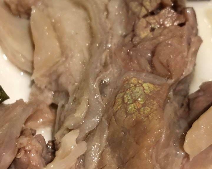 肉片煮熟有時會看到螢光色。（圖／翻攝自韋恩的食農生活）