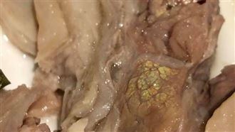 肉片驚見「詭異綠光」還能吃？專家解答了