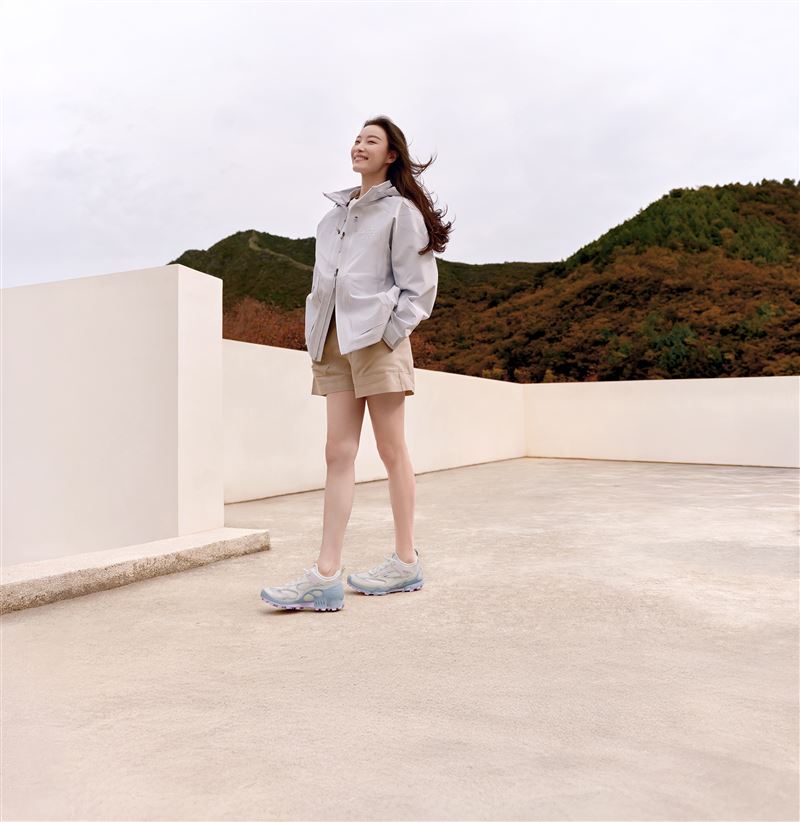 ECCO以「醒春赴新歲」為概念，邀大眾一同走出冬日的厚重色調，迎向清新溫暖的新春時節，推出多款兼具機能與時尚風格的鞋履。（圖／品牌業者提供）