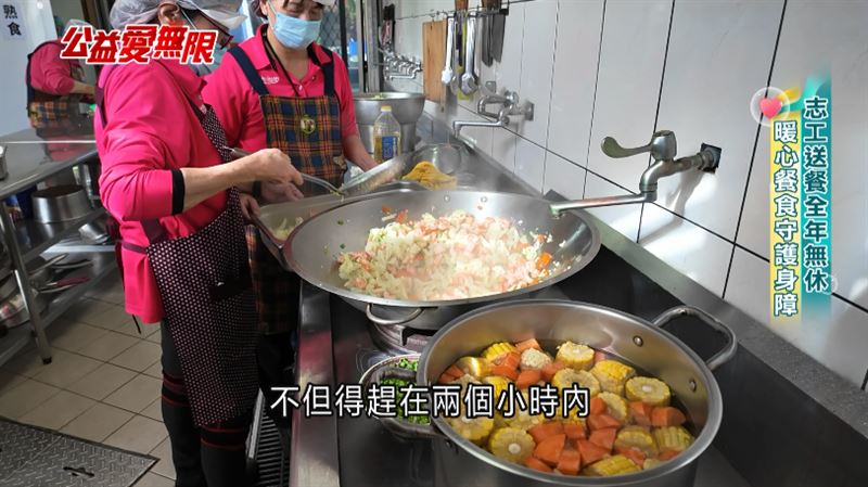 志工媽媽們每天8點起床準備100多份營養餐盒