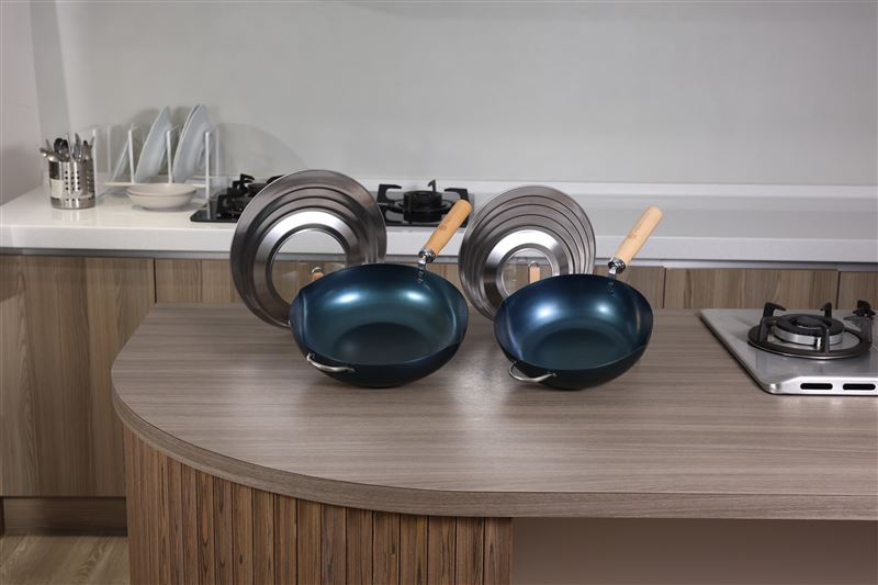 日本料理達人KAZU監製「神級萬用鐵炒鍋」熱銷再開！經典26cm與全新30cm同步亮相。（圖／品牌業者提供）