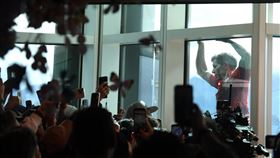 霍諾德爬台北101　民眾觀景台為他加油打氣（2）美國自由攀岩好手霍諾德（Alex Honnold）挑戰徒手攀爬台北101因天候因素，延至25日上午9時登場，許多民眾在89樓觀景台為他加油打氣，拿起手機拍攝紀錄。中央社記者張新偉攝　115年1月25日