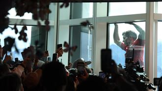 霍諾德爬台北101　民眾觀景台為他加油打氣（2）美國自由攀岩好手霍諾德（Alex Honnold）挑戰徒手攀爬台北101因天候因素，延至25日上午9時登場，許多民眾在89樓觀景台為他加油打氣，拿起手機拍攝紀錄。中央社記者張新偉攝　115年1月25日