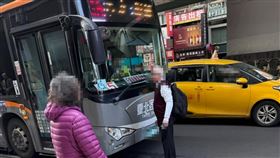 劉翁以肉身把橘5公車擋住。（圖／翻攝自Threads @xox_bm） 