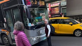 上班交通尖峰疑來不及　老翁以肉身擋公車