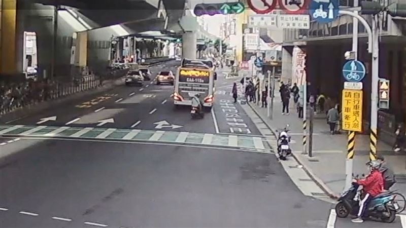 監視器拍下劉翁擋公車的過程。（圖／翻攝畫面）