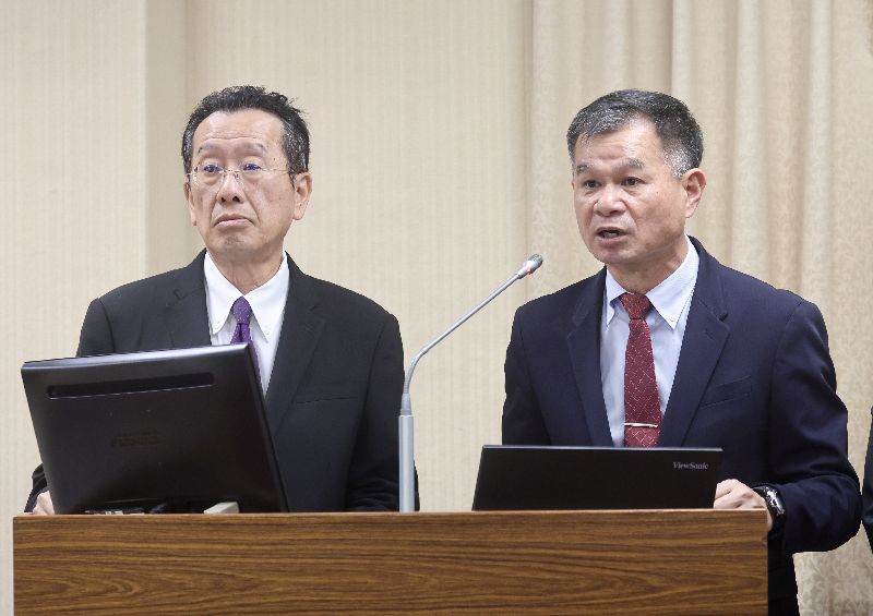 朝野關注8年新台幣1.25兆元國防特別條例，國防部長顧立雄（左）26日在立法院表示，不付委審查就無法討論每個項目的迫切性；戰略規劃司長黃文(啟)（右）則說，已知會美國國會的每一項都是各國大量採購項目，若無法簽署發價書將拖延軍備取得期程，且軍購案若延後，將影響國內無人機廠商投資意願