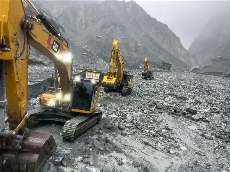 馬太鞍堰塞湖湖水幾已見底，完成壩體降挖階段性任務。（圖／林保署花蓮分署提供）