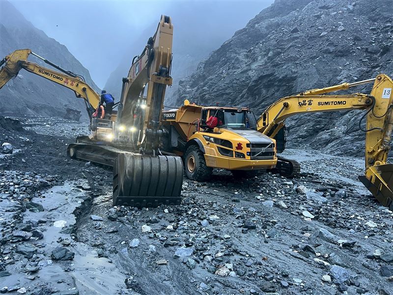 馬太鞍堰塞湖湖水幾已見底，完成壩體降挖階段性任務。（圖／林保署花蓮分署提供）