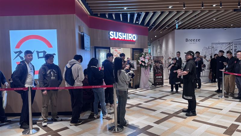 壽司郎微風南山店試營運首日人潮爆！中午用餐現場候位要等80分鐘。(圖／壽司郎提供）
