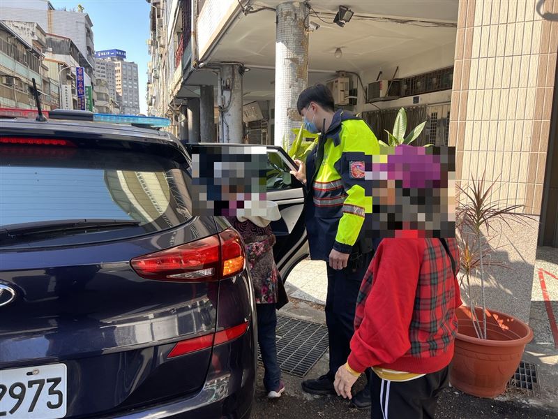 警方最終順利幫阿嬤找回所住社區並護送返家。（圖／翻攝畫面）