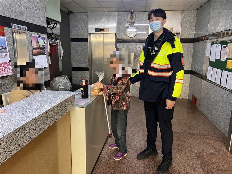 身材瘦小的阿嬤站在190公分高的員警廖國豪旁邊，形成身高反差萌。（圖／翻攝畫面）