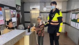 台中阿嬤街頭迷途！190長腿帥警護送返家　溫馨畫面成身高反差萌