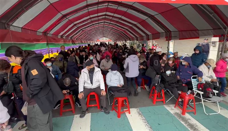 預約接種疫苗的長者十分踴躍，甚至出現有人以1000元為代價幫忙代排，衛生局警告此舉已觸法，最高罰25萬。(圖／翻攝畫面)