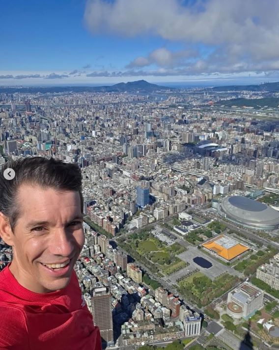 震撼！霍諾德徒手獨攀101吐心聲：這條路「沒人支持」，只有我為愛而行。（圖／翻攝自IG @alexhonnold）