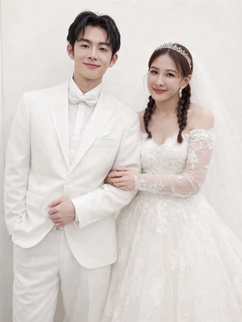 安心亞（右）與蕭子墨（左）一系列結婚照曝光。（圖／翻攝自林孝謙IG）