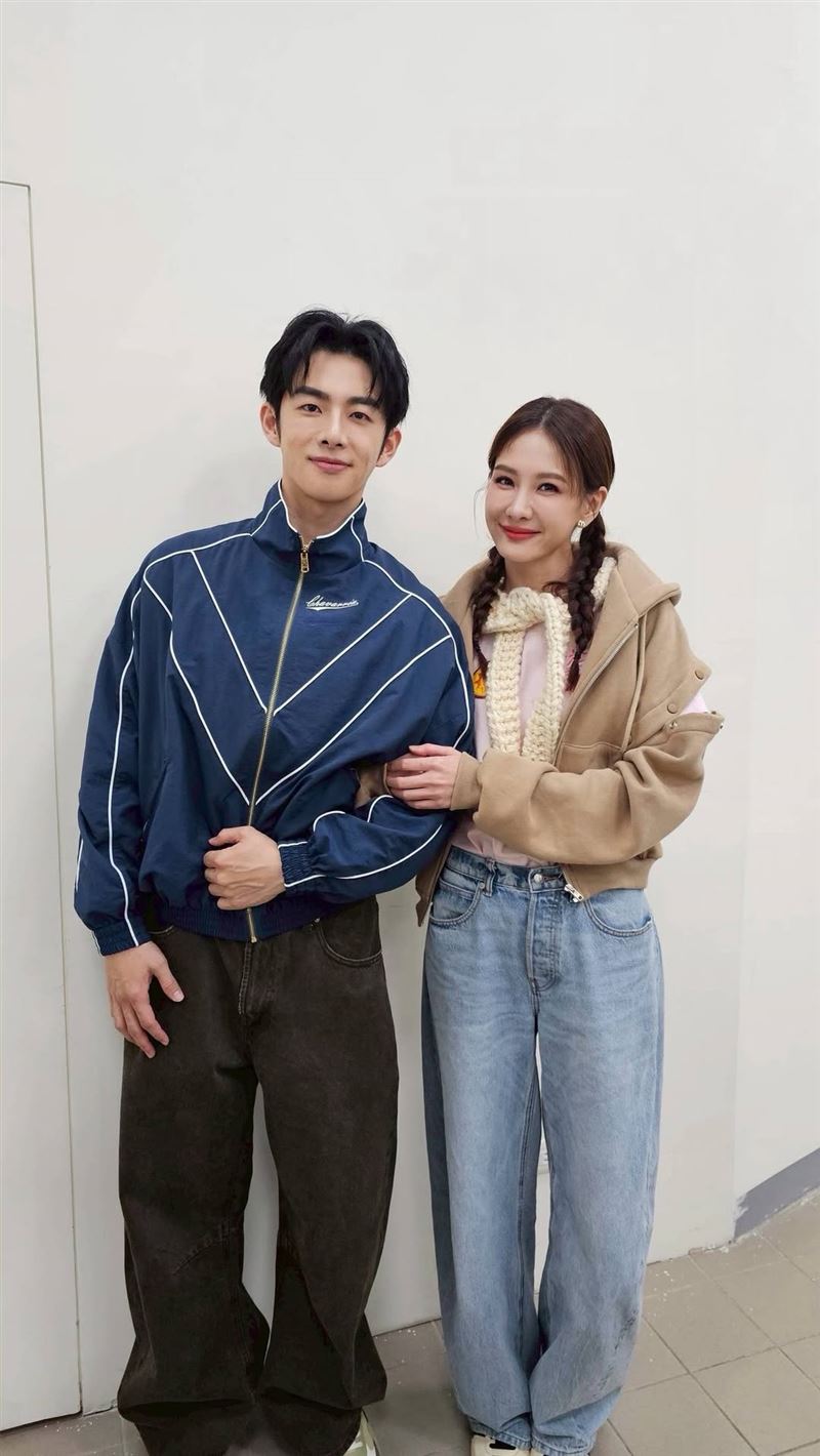 蕭子墨（左）在《陽光女子合唱團》飾演阿蘭的麥可。（圖／翻攝自林孝謙IG）