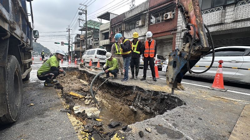 工基隆市八堵路92號前地下輸水管漏水，經台灣自來水公司試挖，並與基隆市政府工務處討論後，決定採「不斷水方式」修復。（基隆市政府提供）