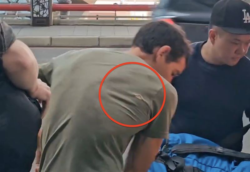 霍諾德離台時上衣破洞仍照穿不誤。（圖／記者張昱傑攝影）