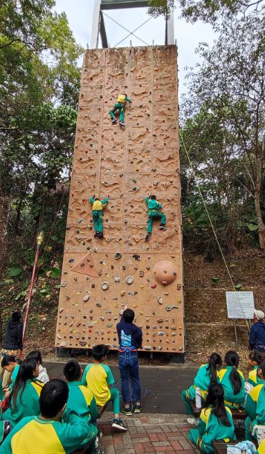 彰化二水國中擁有15公尺高的攀岩牆，每位學生畢業前必須完成登頂，吸引小學生也來體驗。(圖／翻攝自彰化二水國小臉書)