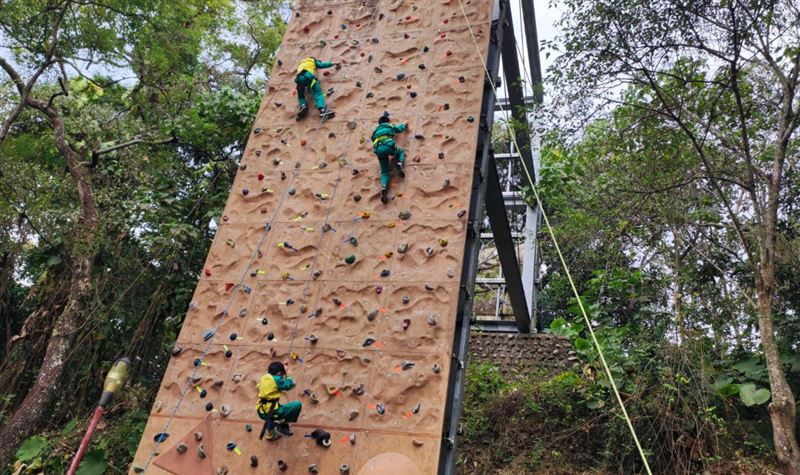 彰化二水國中除了有全縣最大攀岩牆，還有20項極限運動設施。(圖／翻攝自彰化二水國小臉書)